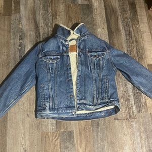Womens sherpa lined levi’s jean jacket